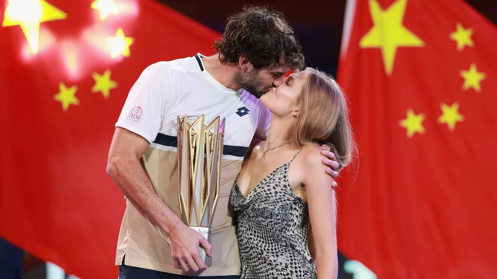 Vacherot hôn bạn gái trong buổi lễ trao giải