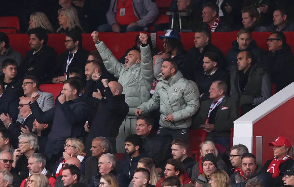 Maresca ăn mừng chiến thắng từ trên khán đài