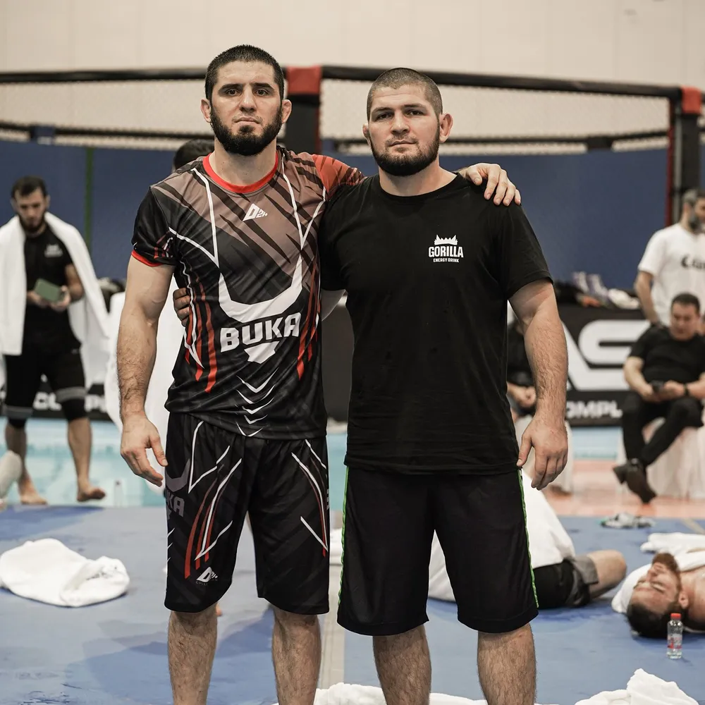 Makhachev sát cánh cùng Khabib ở trại rèn luyện chuẩn bị cho UFC 322