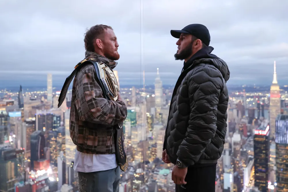 JDM (trái) mặt đối mặt Makhachev