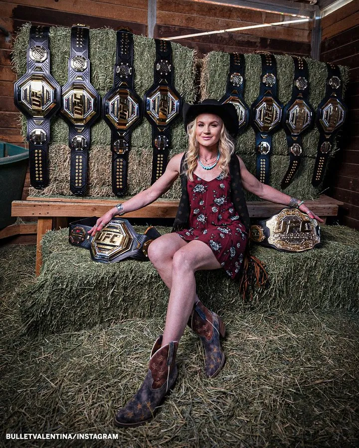 Shevchenko khoe 8 viên hồng ngọc gắn trên 8 đai vô địch, mỗi viên đại diện cho 1 lần bảo vệ thành công 