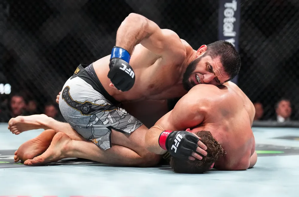 UFC 322: Thắng áp đảo Jack Della Maddalena bằng take-down, Islam Makhachev  giành đai bán trung | CHUYÊN TRANG THỂ THAO