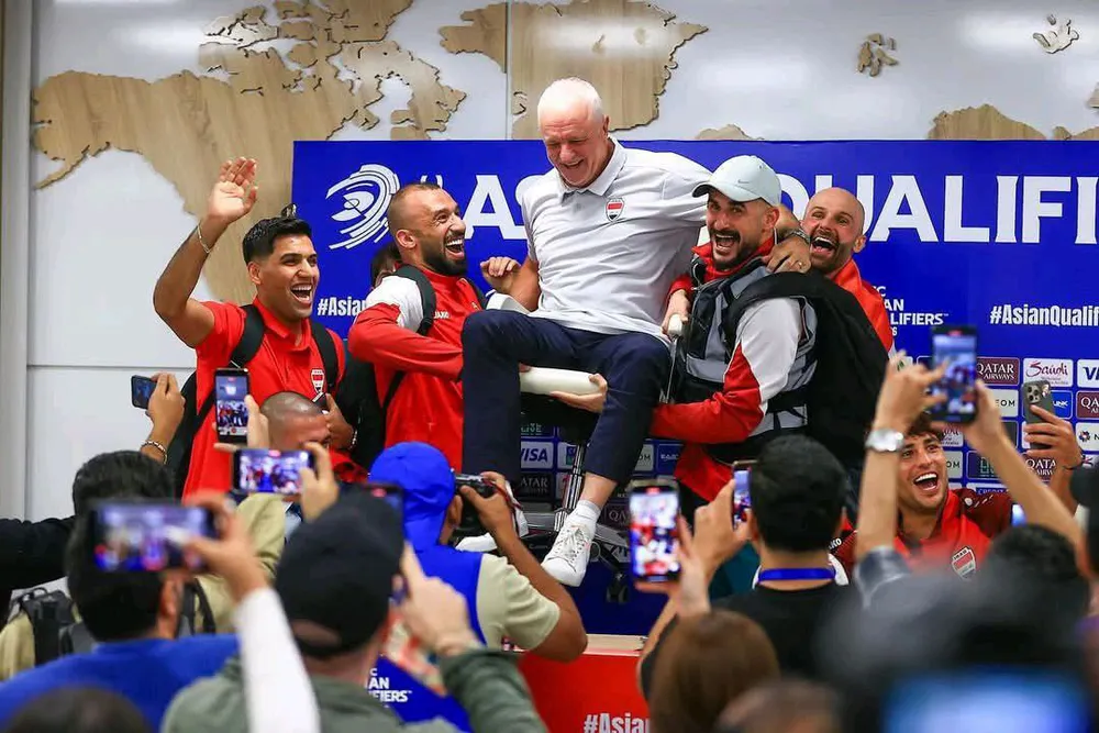 HLV Arnold được công kênh trong phòng họp báo