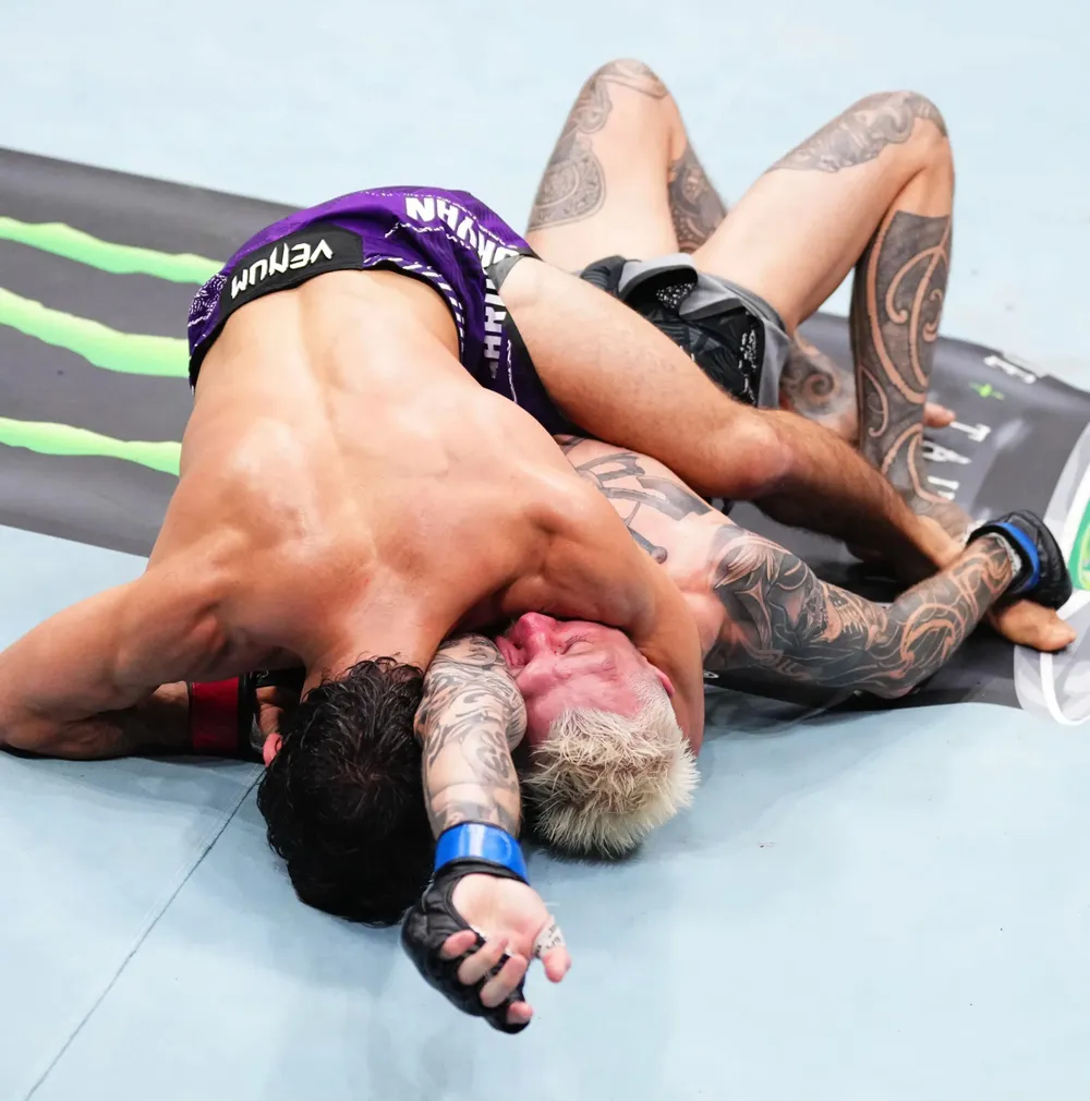 Tsarukyan tung cú siết cổ tam giác tay buộc Hooker đập tay xin đầu hàng