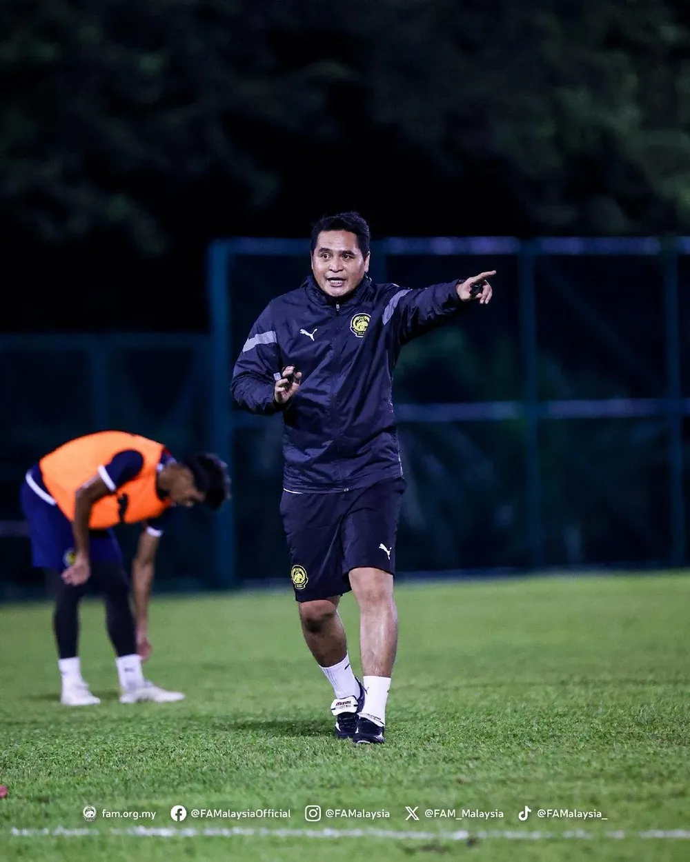 Ông Nafuzi chỉ đạo một buổi tập của U22 Malaysia