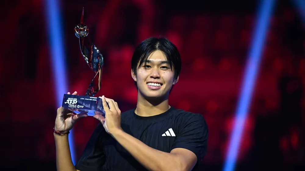 Tien giơ cao chiếc cúp Next Gen ATP Finals