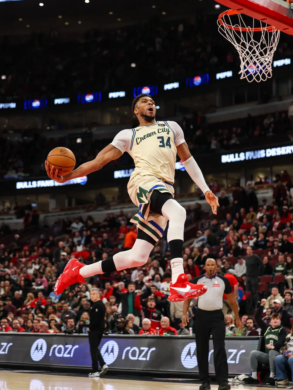 Giannis tung cú windmill-dunk