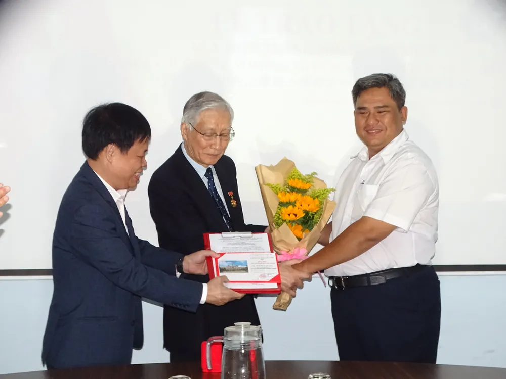 Đại diện Ban quản lý Khu Công nghệ cao TPHCM trao Huy hiệu TPHCM cho giáo sư Susumu Sugiyama