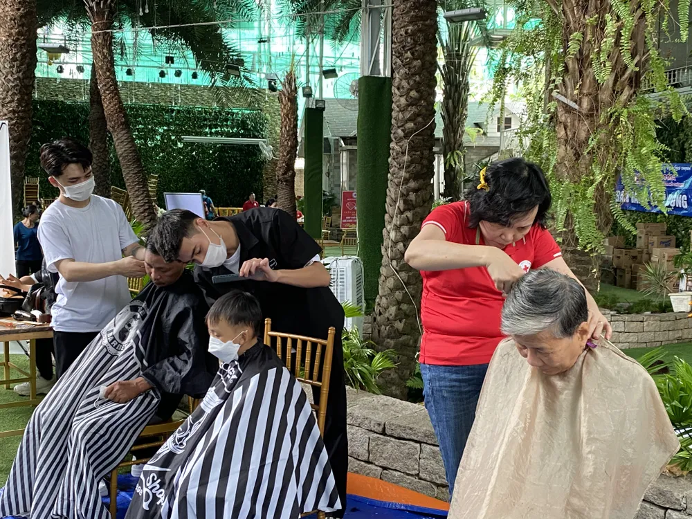 Tổ chức cắt tóc miễn phí cho người dân