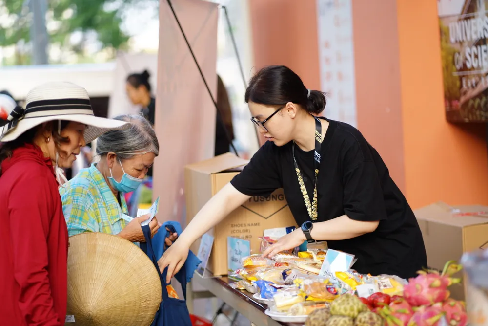 Phát đồ ăn nhẹ cho hành khách trước khi lên xe về quê Phát đồ ăn nhẹ cho hành khách trước khi lên xe về quê