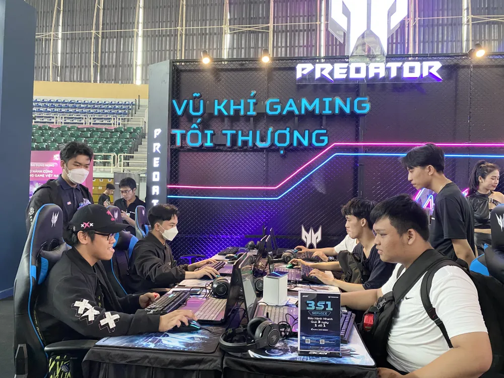 Các bạn trẻ tham gia trải nghiệm chơi game nhận quà trong Ngày hội Game Việt Nam 2023 Các bạn trẻ tham gia trải nghiệm chơi game nhận quà trong Ngày hội Game Việt Nam 2023