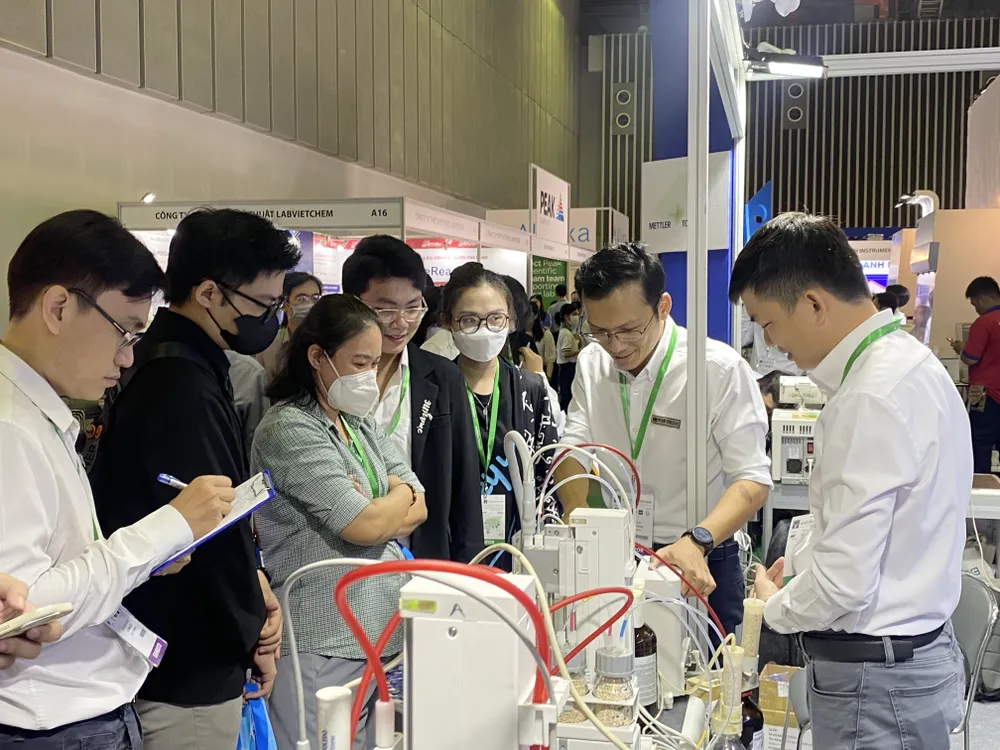 Khách hàng tham quan các gian hàng trưng bày tại triển lãm