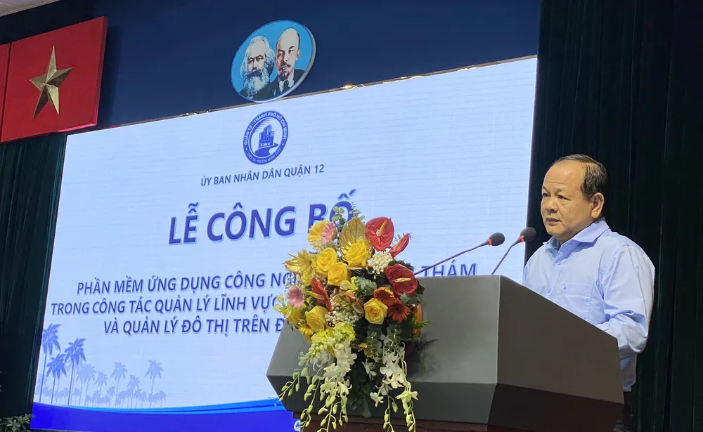 Ông Nguyễn Minh Chánh, Phó Chủ tịch UBND quận 12 chia sẻ các tính năng của phần mềm tại buổi lễ