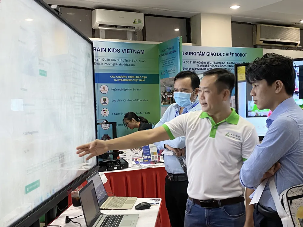 Khách hàng tham quan các gian hàng tại Techmart Khách hàng tham quan các gian hàng tại Techmart