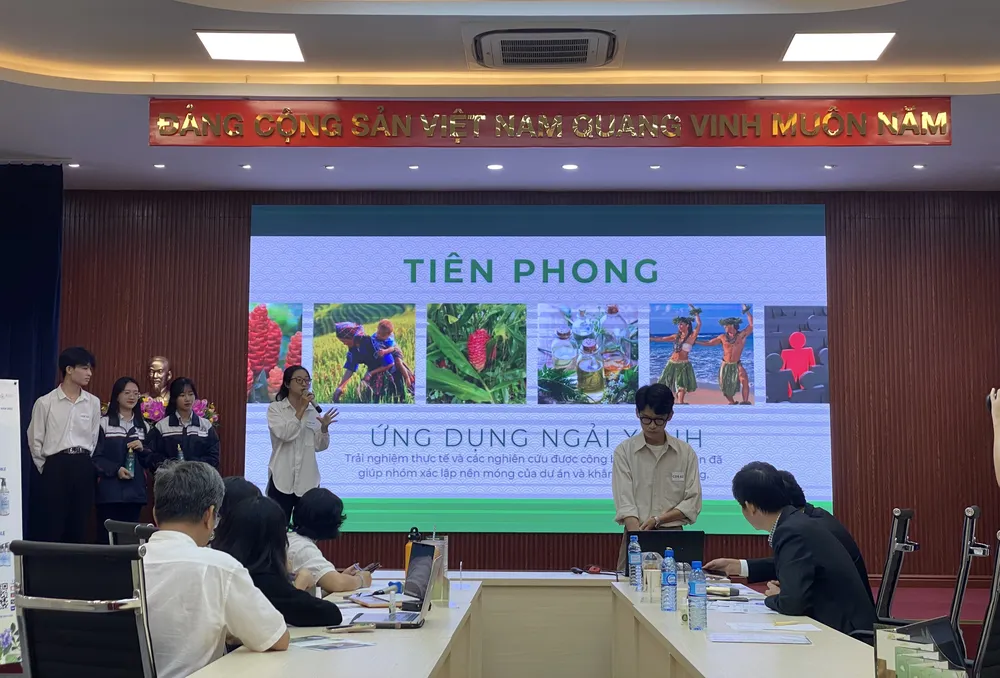 Nhóm học sinh đến từ Trường THPT Đức Trọng, tỉnh Lâm Đồng đang trình bày về sản phẩm Gel gội đầu và dưỡng tóc từ cây Ngải xanh