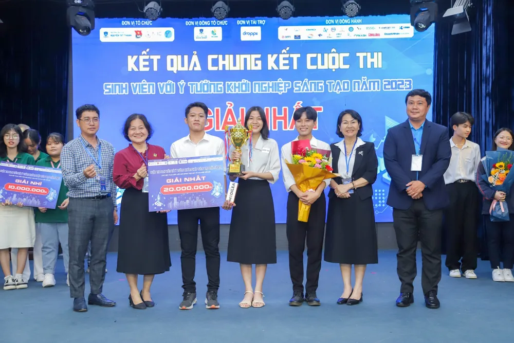 Ban tổ chức trao giải nhất cho dự án Aquabetle Plus - Sản phẩm gia tăng hiệu suất từ dịch chiết lá bàng