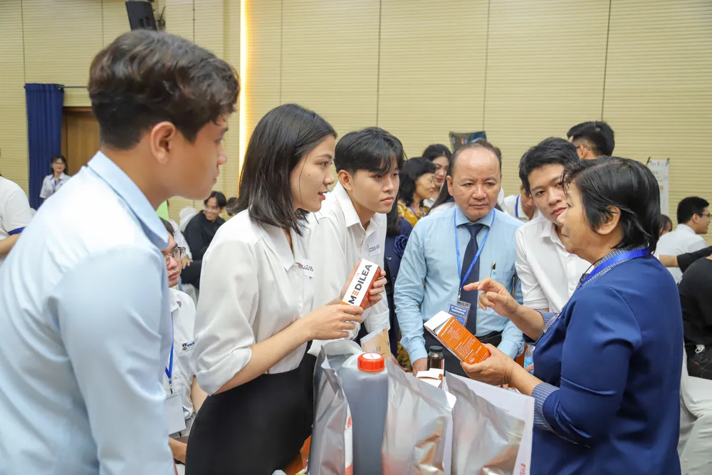 Các chuyên gia trong lĩnh vực khởi nghiệp đổi mới sáng tạo đang hỗ trợ các đội thi hoàn thiện, định hướng sản phẩm