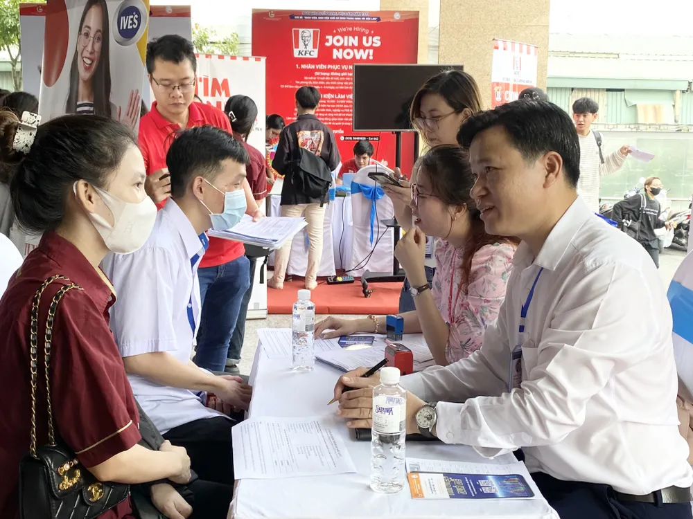 Nhiều sinh viên đăng ký tư vấn, tìm kiếm việc làm tại Ngày hội việc làm 2023 Nhiều sinh viên đăng ký tư vấn, tìm kiếm việc làm tại Ngày hội việc làm 2023