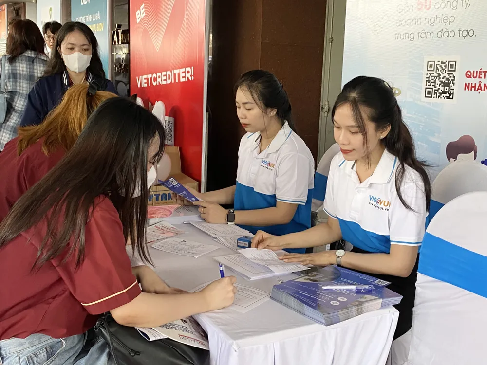 Chương trình năm nay có sự tham gia của hơn 20 doanh nghiệp và 3.000 sinh viên địa bàn TPHCM Chương trình năm nay có sự tham gia của hơn 20 doanh nghiệp và 3.000 sinh viên địa bàn TPHCM