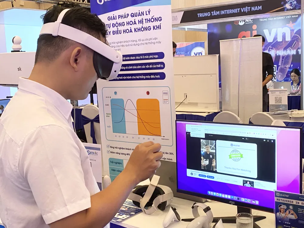 Khách hàng tham quan trải nghiệm công nghệ tương tác ảo trong lĩnh vực giáo dục