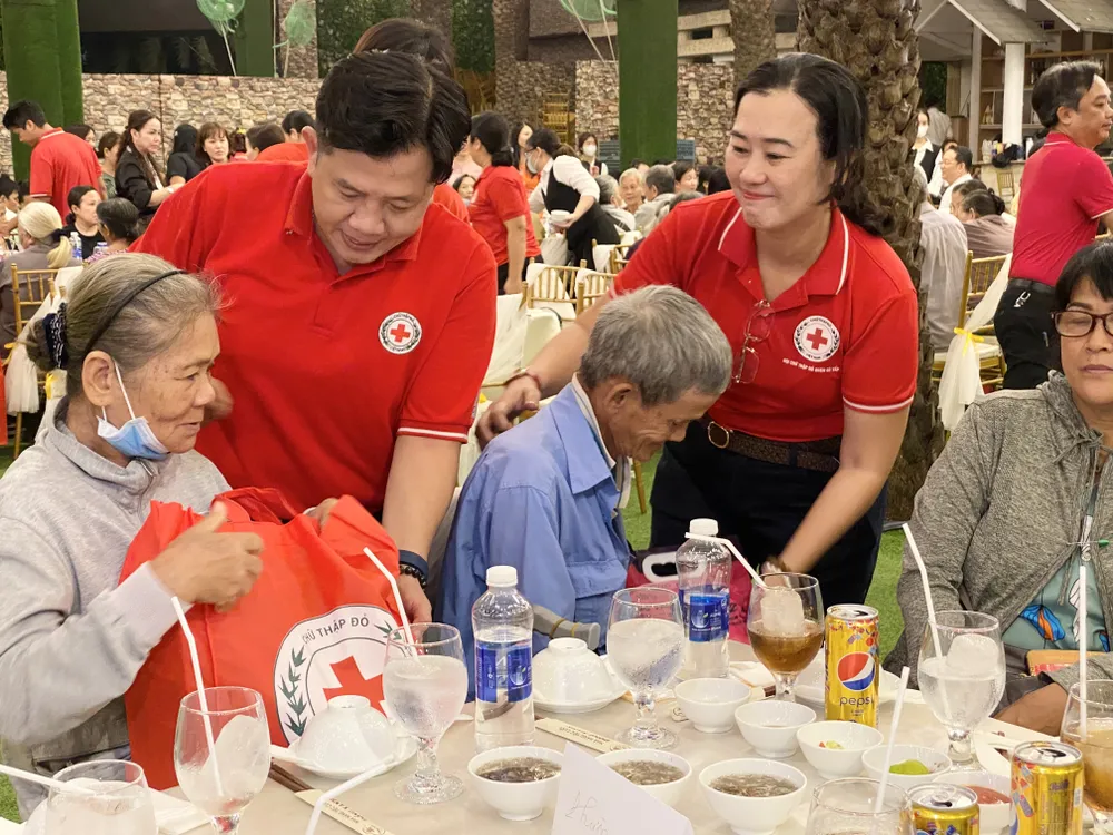 Đại diện Hội Chữ thập đỏ quận Gò Vấp tặng quà cho các khách mời tham gia bữa tiệc Đại diện Hội Chữ thập đỏ quận Gò Vấp tặng quà cho các khách mời tham gia bữa tiệc