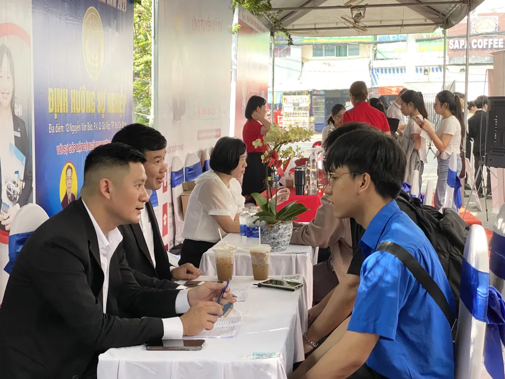 Đến với ngày hội sinh viên có cơ hội tìm được việc làm phù hợp thông qua việc gặp gỡ trao đổi, phỏng vấn trực tiếp với đại diện các doanh nghiệp