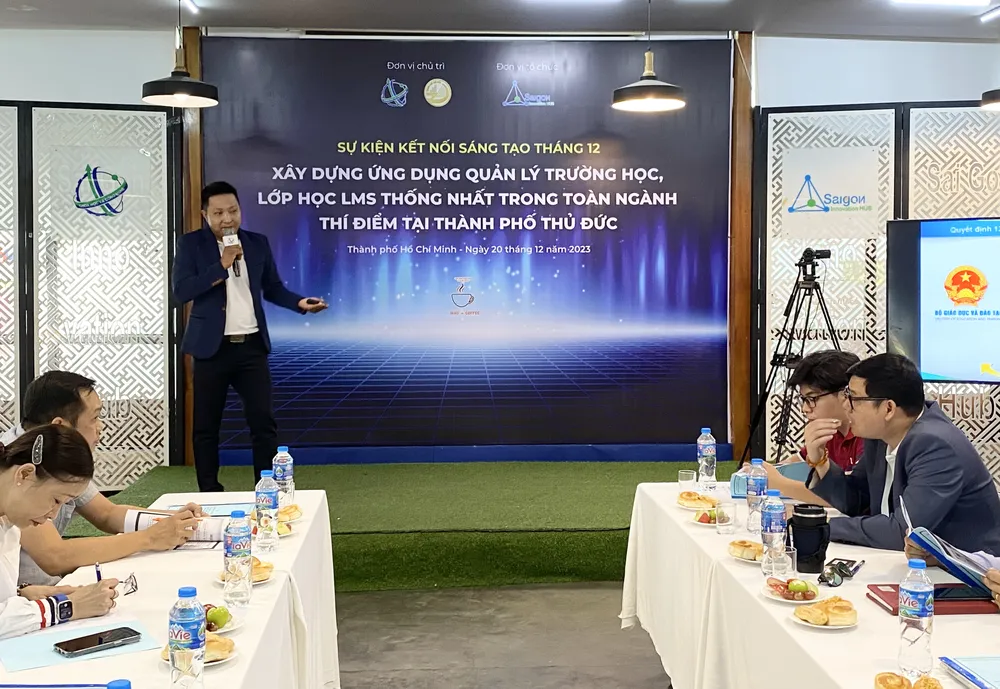 Đại diện Công ty Edulink trình bày giải pháp chuyển đổi số trong quản lý ngành giáo dục mầm non img-9498-9868.jpg