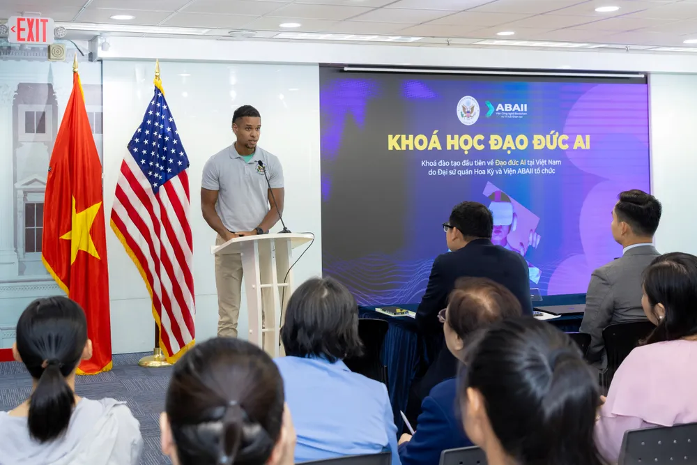 Ông Jeremy Luna, Tùy Viên báo chí Tổng Lãnh sự quán Hoa Kỳ tại TPHCM chia sẻ tại khóa học GIGG3171.JPEG