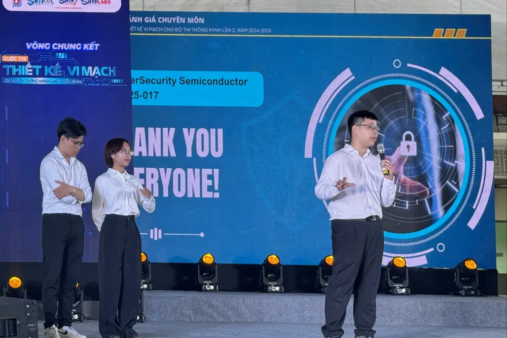 Các đội thi thuyết minh, trình bày dự án trước hội đồng ban giám khảo IMG_3042 2.jpg