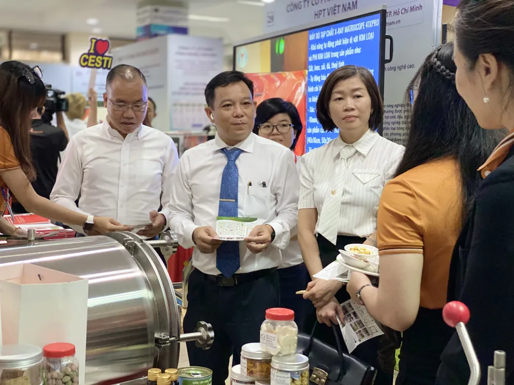 Khách tham quan gian hàng khởi nghiệp sáng tạo tại triển lãm do Cesti (thuộc Sở KH-CN TPHCM) tổ chức tempImage6eBXBq.jpg