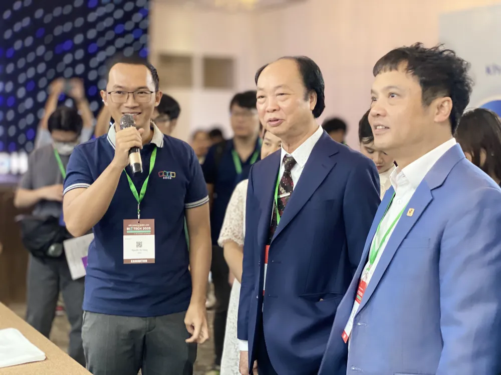 Khách tham quan các gian hàng sản phẩm công nghệ ứng dụng AI tại Biztech Vietnam 2025 tempImageZ184bK.jpg