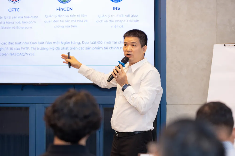 M. Phan Duc Trung, président de la VBA et président du conseil d'administration de 1Matrix, a partagé ses connaissances lors de la formation. Ông Phan Đức Trung - Chủ tịch Hiệp hội Blockchain Việt Nam Chủ tịch HĐQT CTCP 1Matrix.JPEG