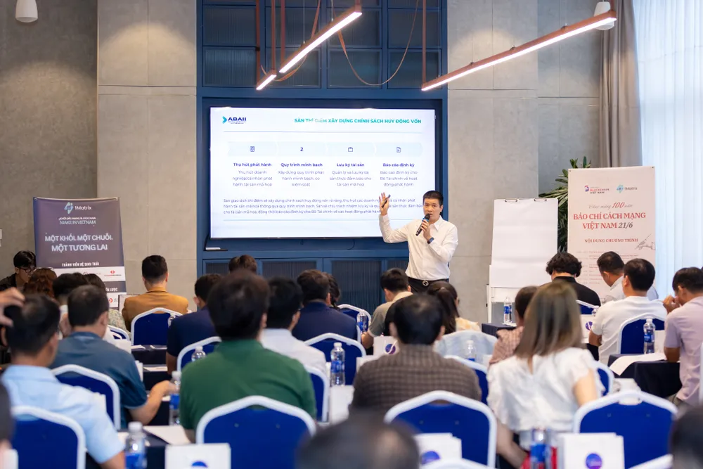 La session de formation a été suivie par des reporters et des journalistes de Ho Chi Minh-Ville. Ông Phan Đức Trung - Chủ tịch Hiệp hội Blockchain Việt Nam Chủ tịch HĐQT CTCP 2.JPEG