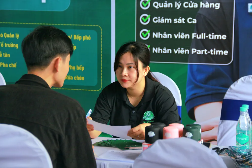 Nhiều sinh viên đăng ký tư vấn việc làm tại ngày hội IMG_8724.JPG