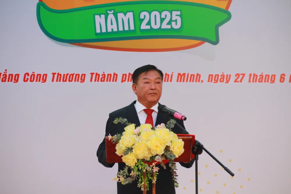 Thầy Bùi Mạnh Tuân, Hiệu trưởng Trường Cao đẳng Công thương phát biểu tại ngày hội IMG_8815.JPG