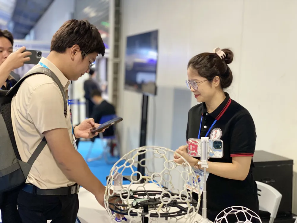 Nhiều công nghệ mang tính ứng dụng được giới thiệu tại khu vực triển lãm. Ảnh: THIÊN PHÁT tempImagey0KGmm.jpg