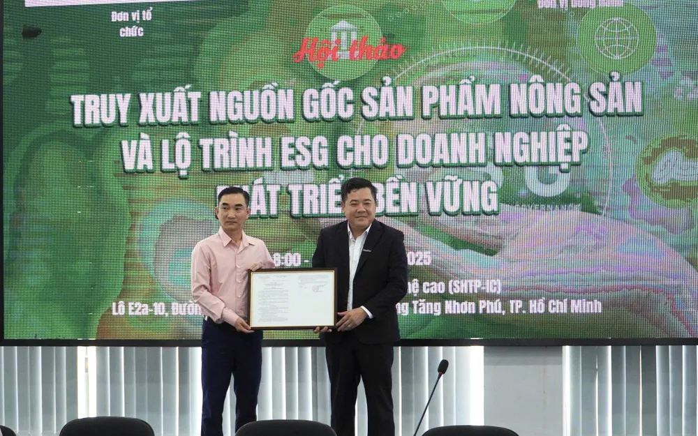 Đại diện SHTP-IC trao quyết định tham gia chương trình ươm tạo cho Công ty CP công nghệ Checkee. Ảnh: THIÊN PHÁT IMG_1474.jpg