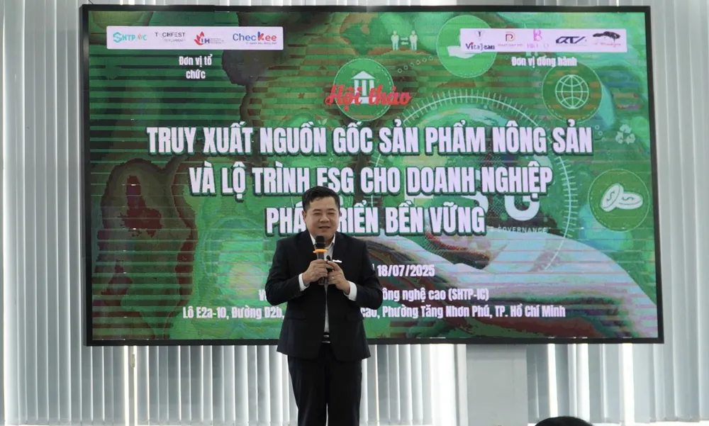 Ông Phạm Văn Quân, Tổng Giám đốc Công ty CP công nghệ Checkee chia sẻ các giải pháp truy xuất nguồn gốc cho doanh nghiệp. Ảnh: THIÊN PHÁT IMG_1475.jpg