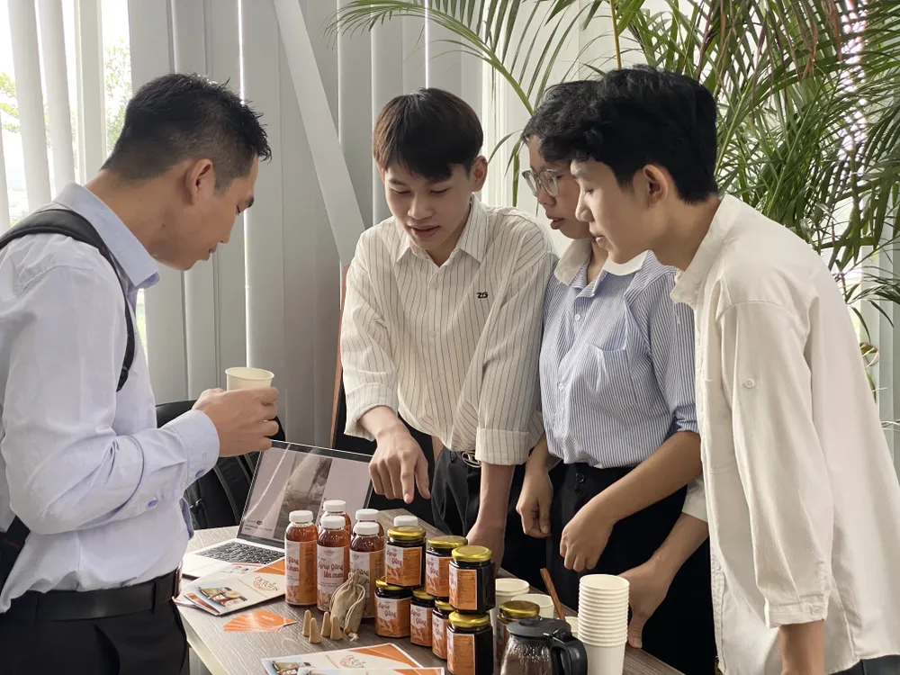 Một số sản phẩm nông nghiệp hữu cơ được trưng bày giới thiệu tại triển lãm. Ảnh: THIÊN PHÁT tempImagekVUXDR.jpg
