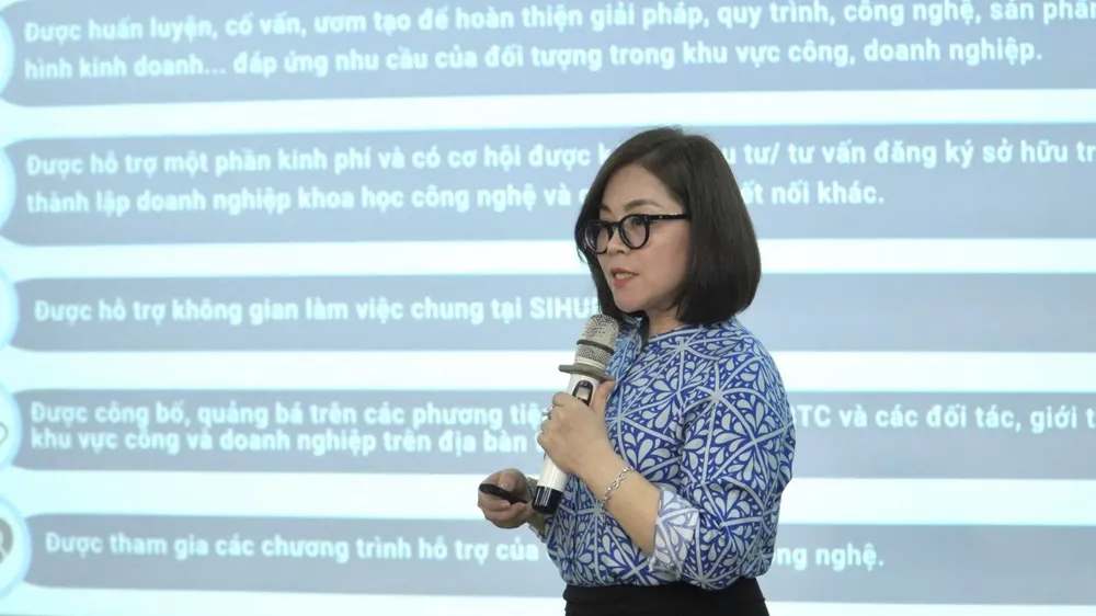 Г-жа Ле Тхи Бе Ба, заместитель директора Sihub, рассказывает о политике поддержки экосистемы стартапов в сфере образовательных технологий. Фото: ТИЕН ФАТ IMG_1748.jpg