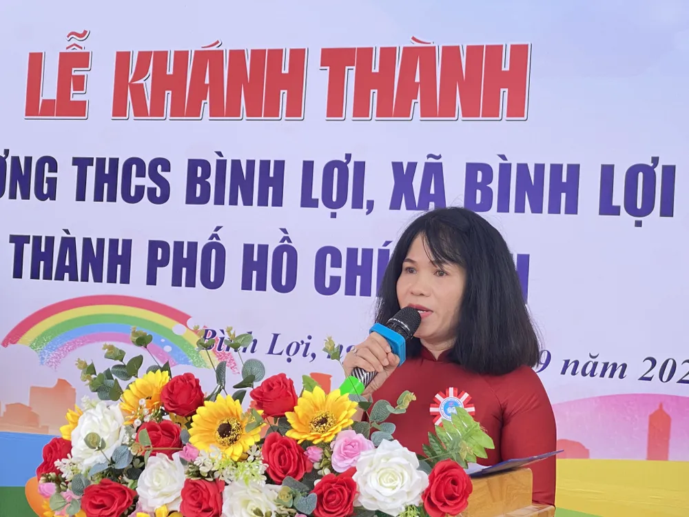 Cô Hứa Thị Hoàn Hảo, Hiệu trưởng Trường THCS Bình Lợi chia sẻ tại buổi lễ tempImagePA7x14.jpg