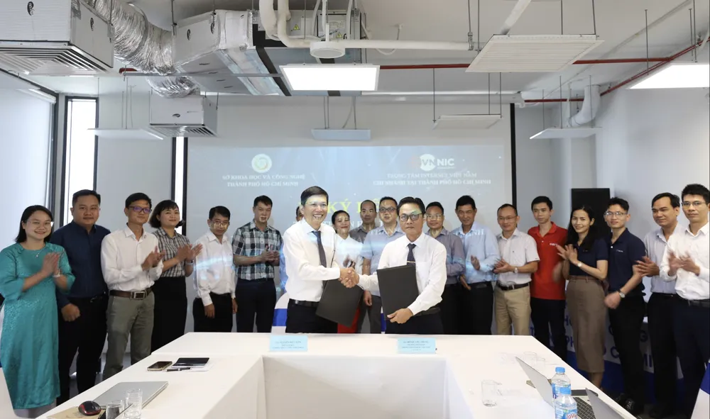 Đại diện Sở KH- CN TPHCM và Chi nhánh Trung tâm Internet Việt Nam tại TPHCM ký biên bản hợp tác IMG_2592.jpg