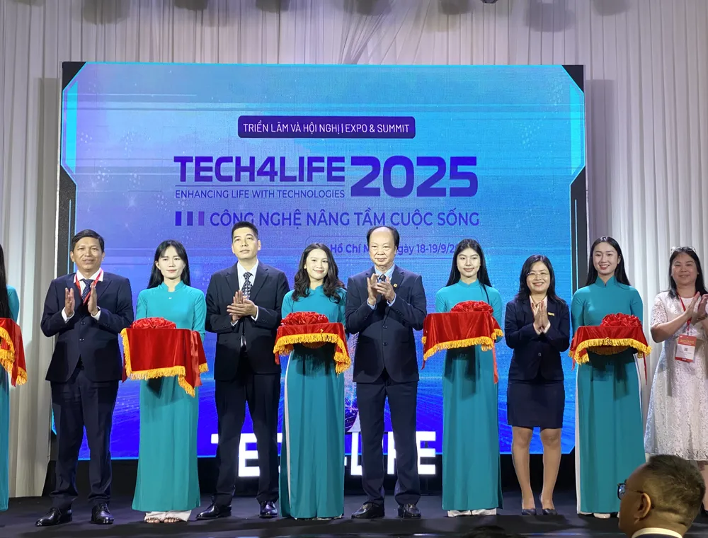 Nghi thức cắt băng khai mạc sự kiện tempImagewz6KRR.jpg