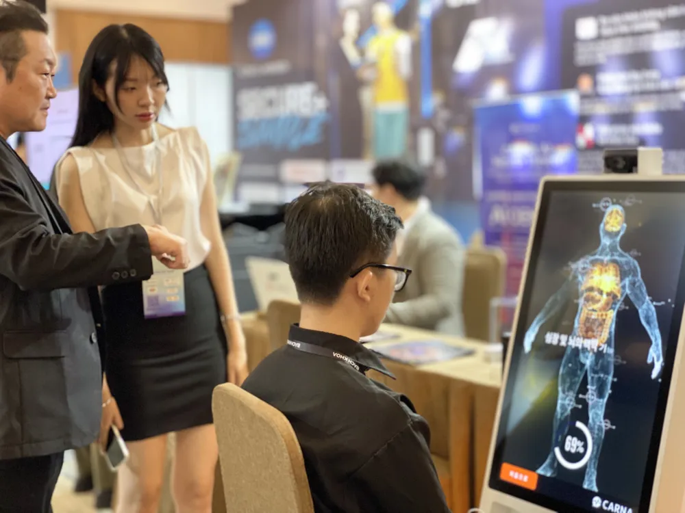 Thiết bị đo lường sức khỏe ứng dụng AI được giới thiệu tại khu vực triển lãm tempImagezFwY91.jpg
