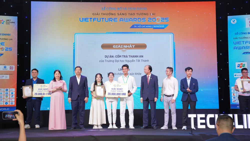 Ban tổ chức trao giải Nhất cho dự án Cốm trà Thanh An đến từ Trường ĐH Nguyễn Tất Thành DSC00951.jpg