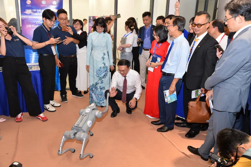 Phó Chủ tịch UBND TPHCM Trần Thị Diệu Thúy và các đại biểu tham quan gian hàng tại lễ khánh thành Sihub IMG_2861.JPG