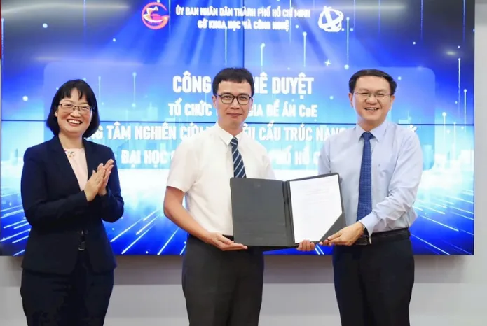 Phó Chủ tịch TPHCM Trần Thị Diệu Thúy trao quyết định về Phát triển trung tâm nghiên cứu đạt chuẩn quốc tế cho Trung tâm Vật liệu cấu trúc Nano và phân tử IMG_2862.PNG