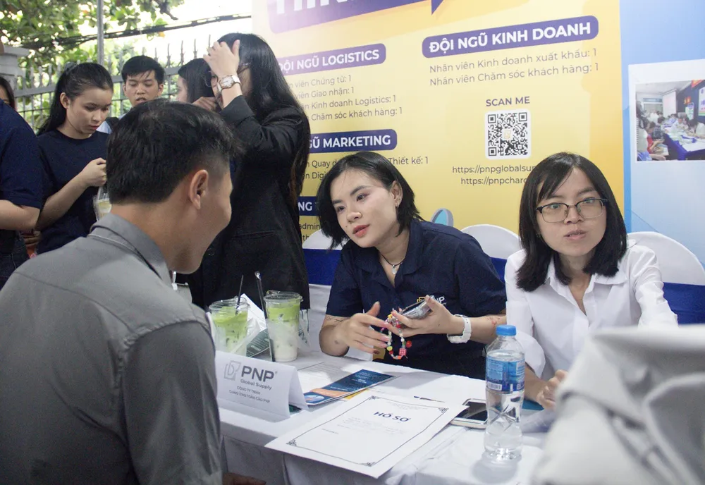 Sinh viên tham gia phỏng vấn ở các gian hàng COFER 2025-047.jpg