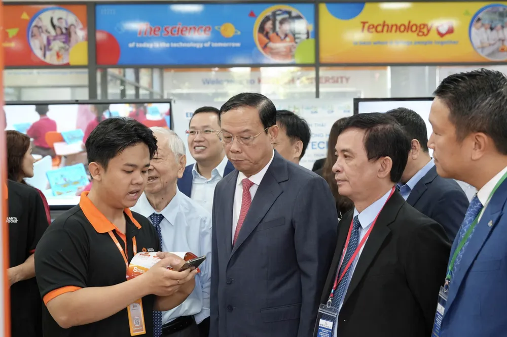 Các đại biểu tham quan triển lãm IMG_3229.jpg