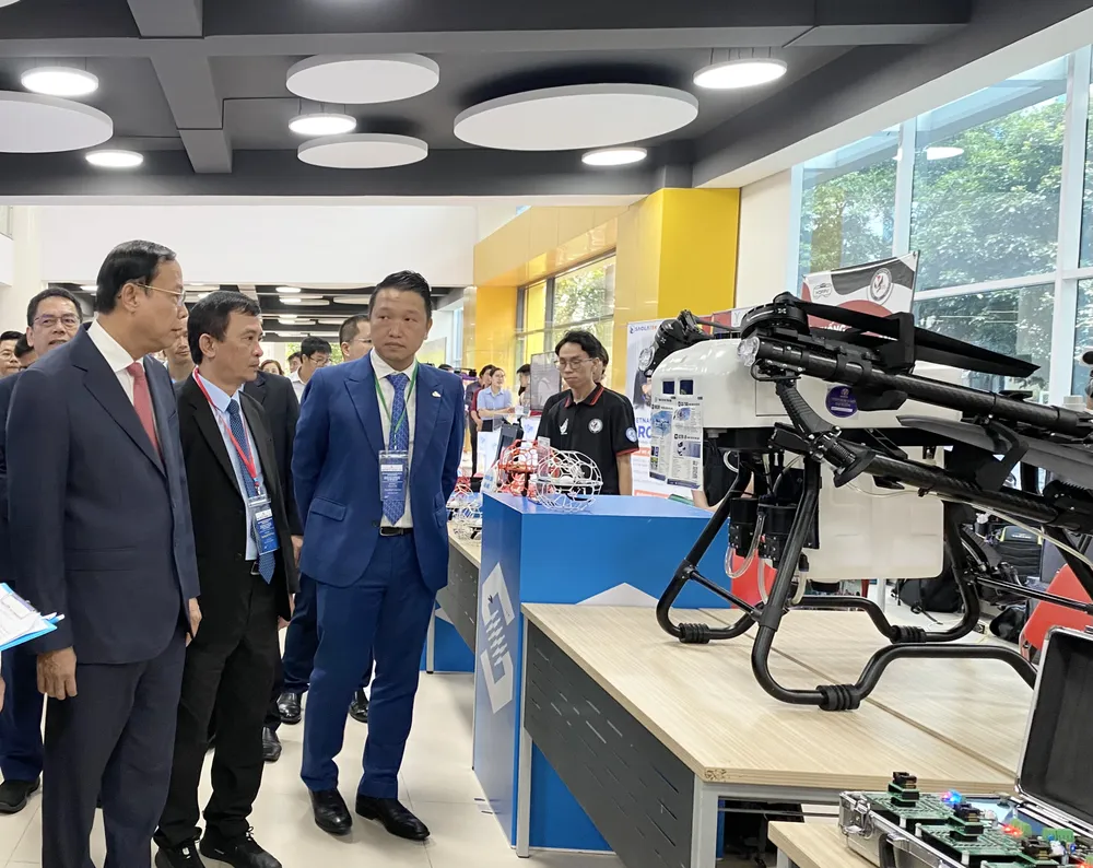 Các đại biểu tham quan mô hình đổi mới sáng tạo tại khu vực triển lãm tempImagelEXRi7.jpg